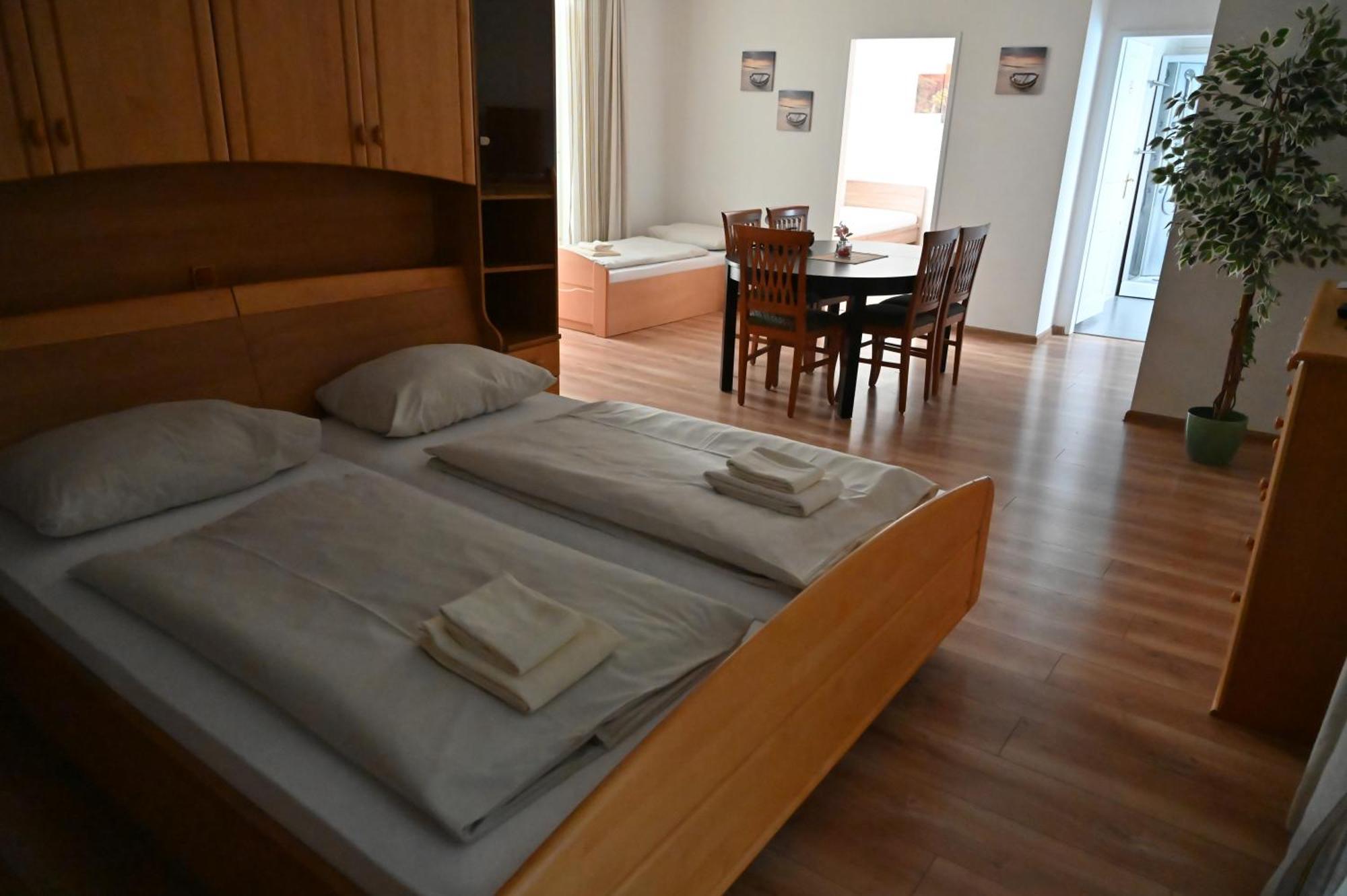 Pension Haus Nova Vídeňské Nové Město Exteriér fotografie